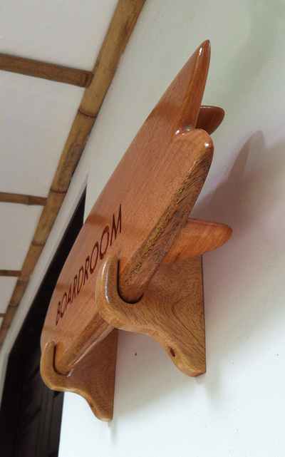 wood sign, signage, rotulo en madera, surfboard
